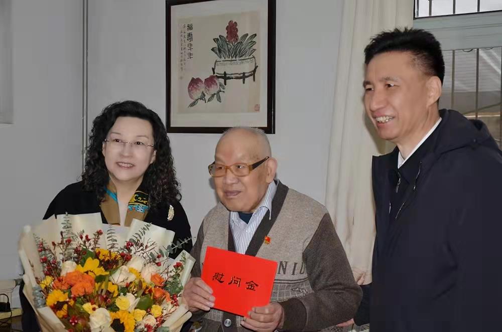 濟(jì)南產(chǎn)發(fā)集團(tuán)黨委副書記、總經(jīng)理黃蓓走訪慰問離休老干部、老黨員